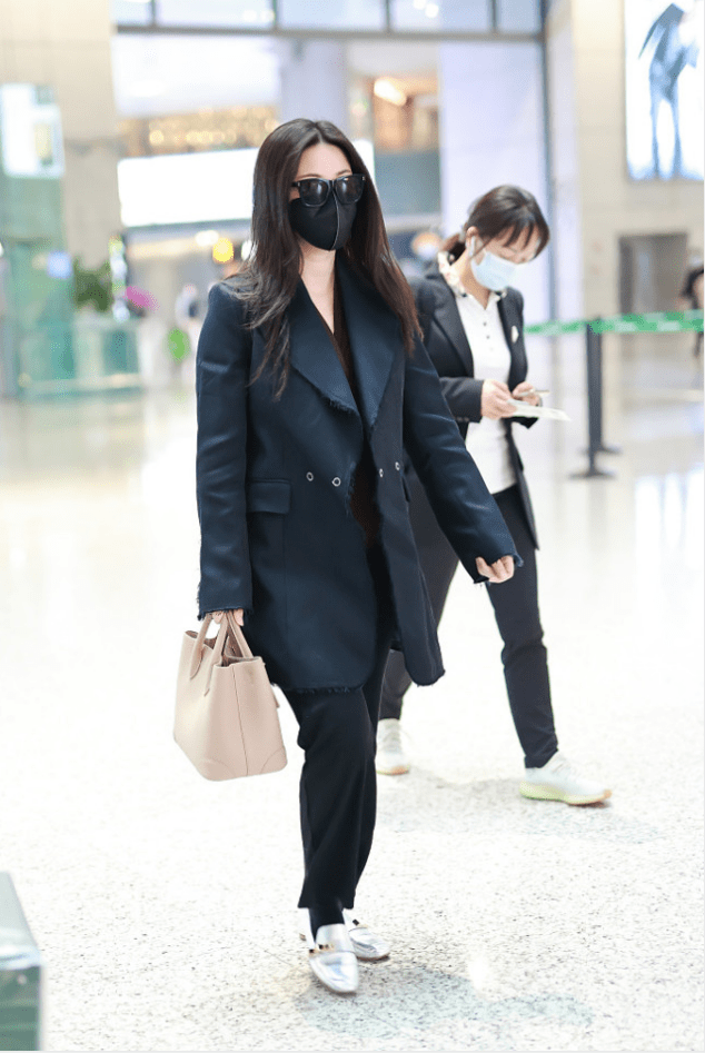 朱珠|怀孕的朱珠身材也挺好，穿宽松西装也难掩纤细感，配平底鞋显腿长