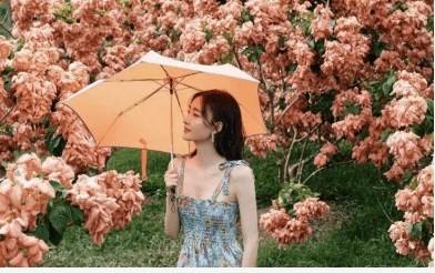 锁骨|36岁王丽坤晒最新照，穿吊带裙秀精致锁骨，民族风情大片好惊艳