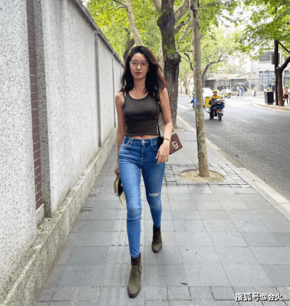 平台|28岁杨采钰大街上拍照！穿高帮大皮鞋不怕热，笑起来一对酒窝吸睛