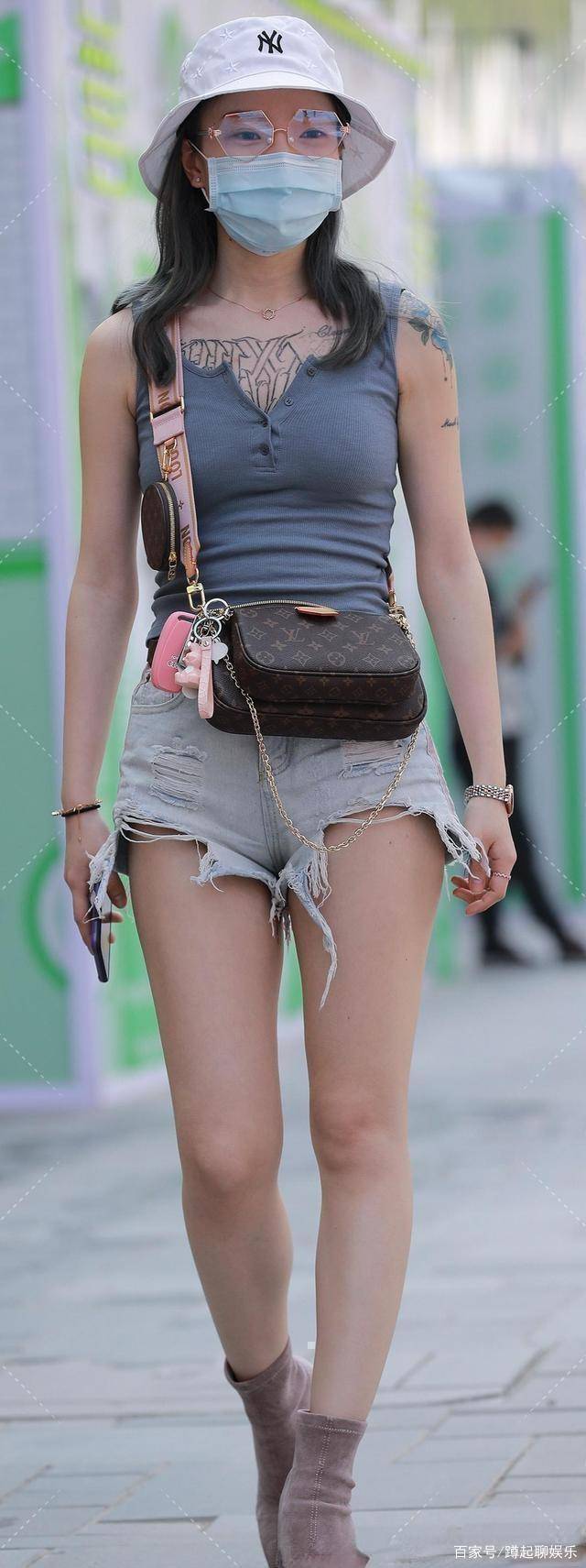 设计|挺拔的打底裤美女，整体呈现别具一格的美！