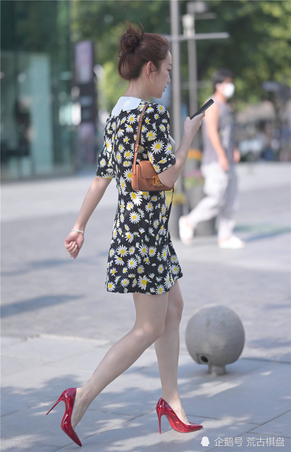 身材|夏季穿着尖头细跟鞋逛街,你会选择凉鞋款式,还是选择单鞋