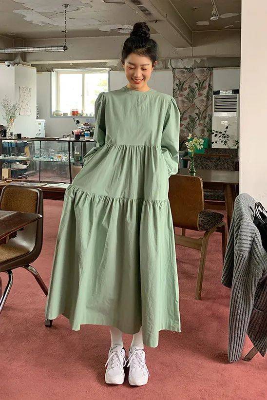 小白|今夏“裙子+运动鞋”这样穿,就是美得不一样!