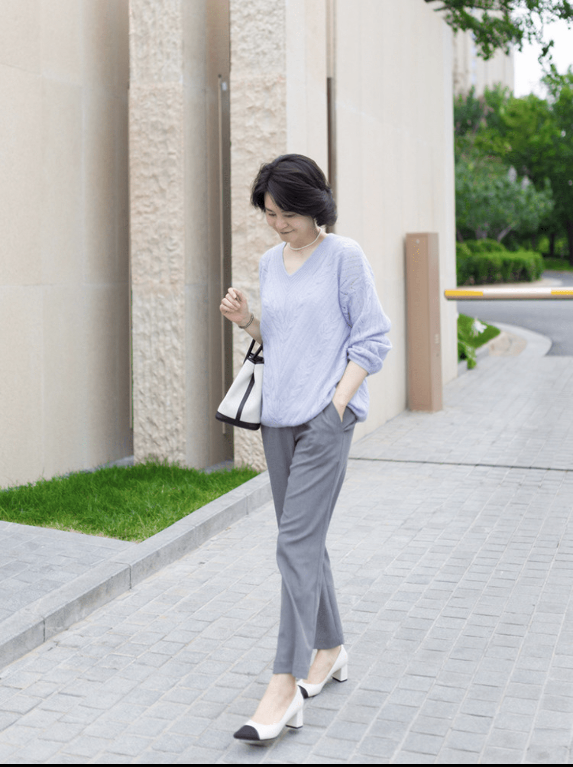 运动鞋|建议不要穿阔腿裤＋运动鞋了！九分裤＋短跟鞋，妈妈穿才更气质