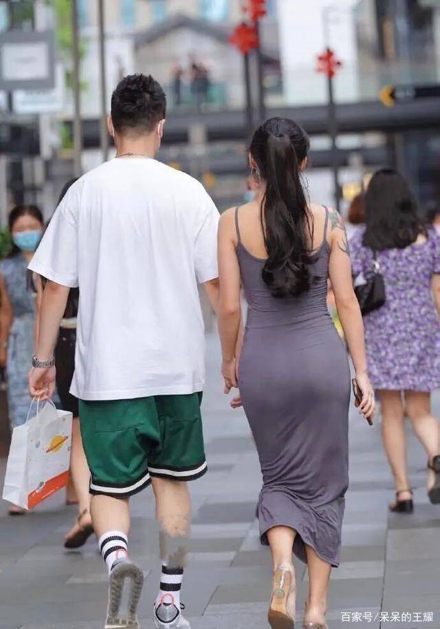 酷酷|酷酷装扮的连衣裙充满青春的时尚活力，穿出自己的风格，彰显魅力
