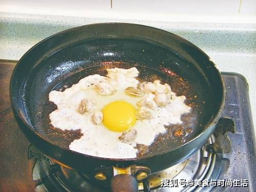 台灣名吃蚵仔煎，跟我這樣用料，味道比夜市裡的還好吃 熱愛美食 第5张