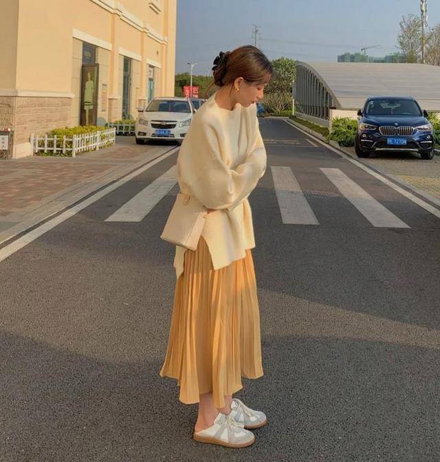 黑色|“百褶裙＋鞋子”的4个穿搭思路，这样穿才能显高显腿直