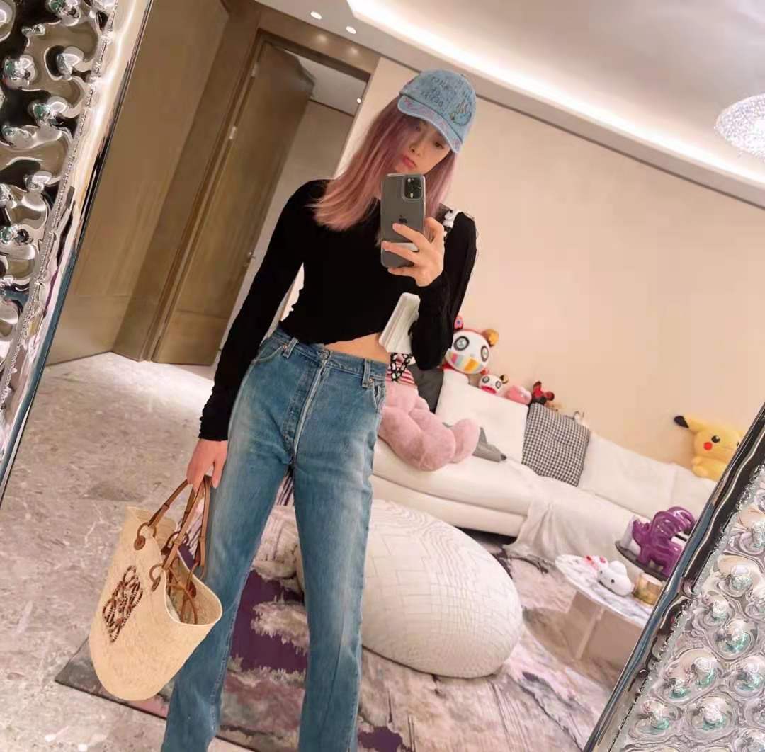 好身材|宋茜晒出门前自拍，粉色发型亮眼，对镜大秀好身材，左脚上的拖鞋十分亮眼