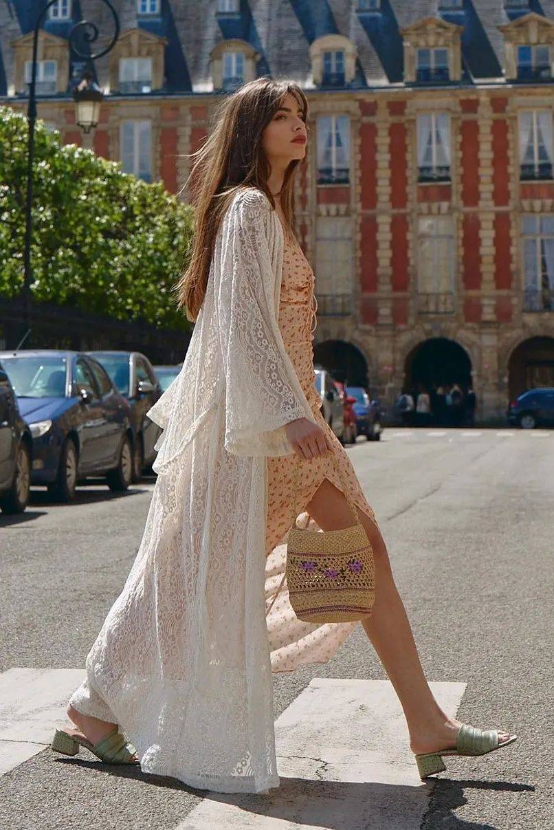 仙女|别总穿运动鞋啦！现在流行“连衣裙＋凉鞋”，好看显瘦又时髦！