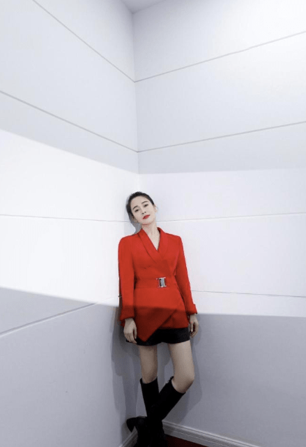 出圈|左小青真是中年女性的骄傲,44岁也有“女团身材”,穿西装美出圈?
