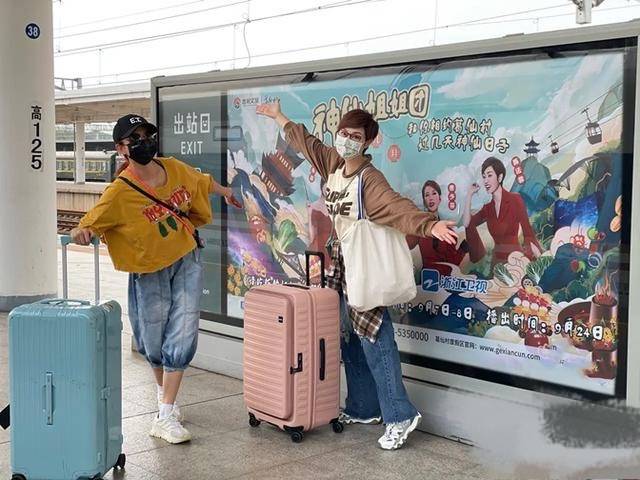 现实中的陈法蓉蔡少芬，坐地铁旅游打扮朴素，一个比一个真实！