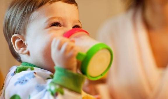 肾脏|喝水越多尿越多，多喝水真的会伤肾？让专家来告诉你