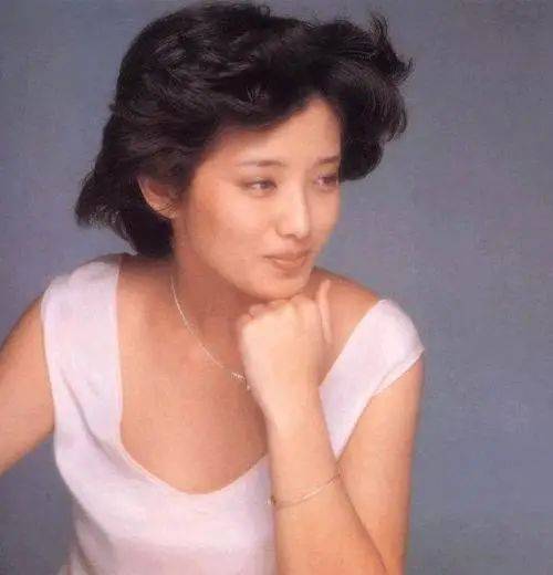 时尚|山口百惠曾经有多美！如今61岁穿公主鞋烫蛋卷头仍像少女