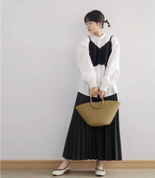 黑色|“百褶裙+鞋子”的4个穿搭思路,这样穿才能显高显腿直