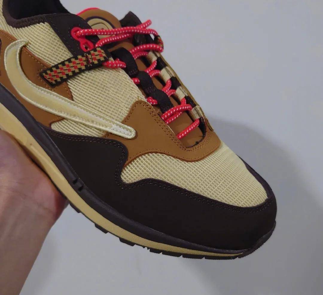 Runner|抄袭沃尔玛？YEEZY“洞洞鞋”红色十月释出！