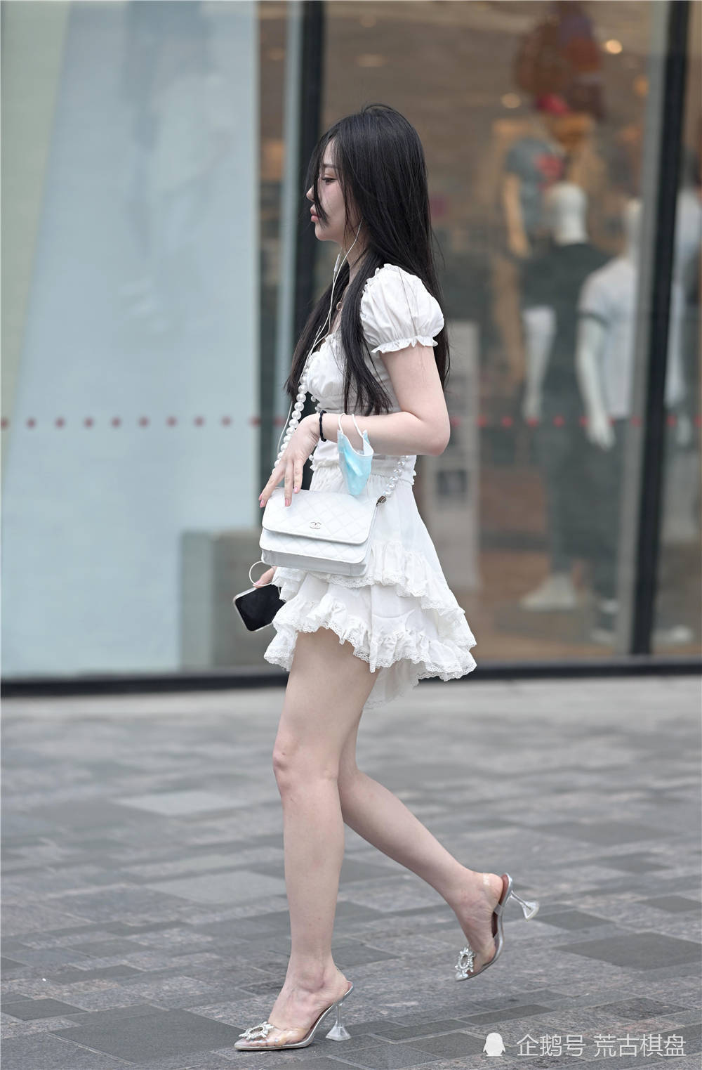 黑色|夏季的姑娘,依旧会搭配尖头细跟鞋,衬托身材还能提升气质