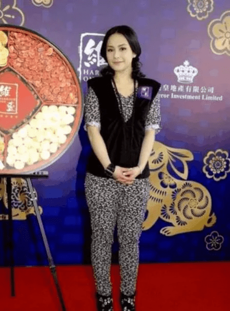 身材|完全暴露身材缺陷，明星尴尬红毯造型，不好意思，笑出了声