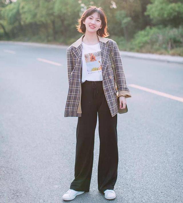 进行|“阔腿裤+运动鞋”怎么搭更好看?掌握这些时髦小技巧,减龄大气