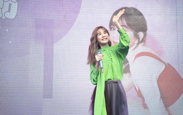 大气|陈嘉桦越来越有女人味，绿色衬衫配阔腿裤随性干练，长卷发太温柔