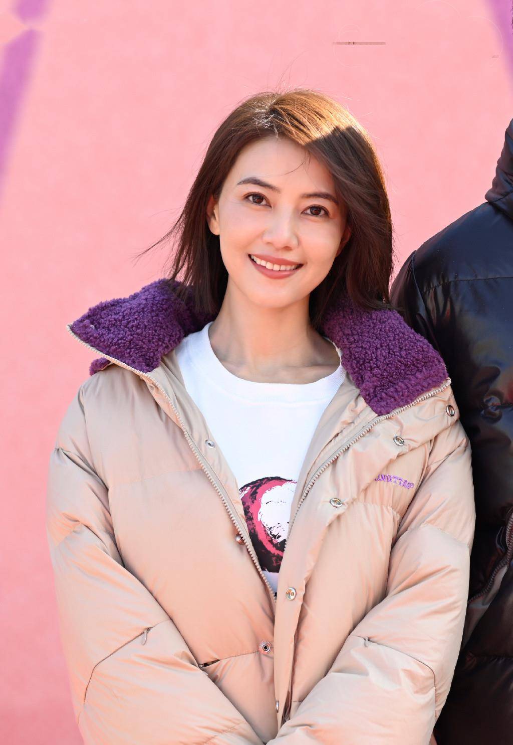 时尚|高圆圆新剧开机心情好，穿1000棉服剪短发很少女，站C位抢足镜头