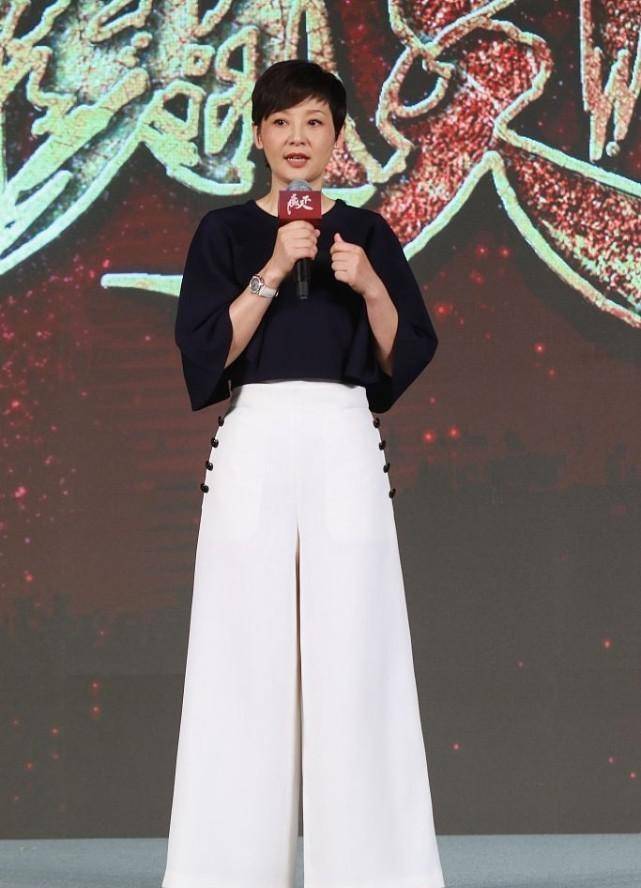 女生|徐帆私下挺随意的，穿豹纹裙配小开衫，中年感挺浓，可身材还不错