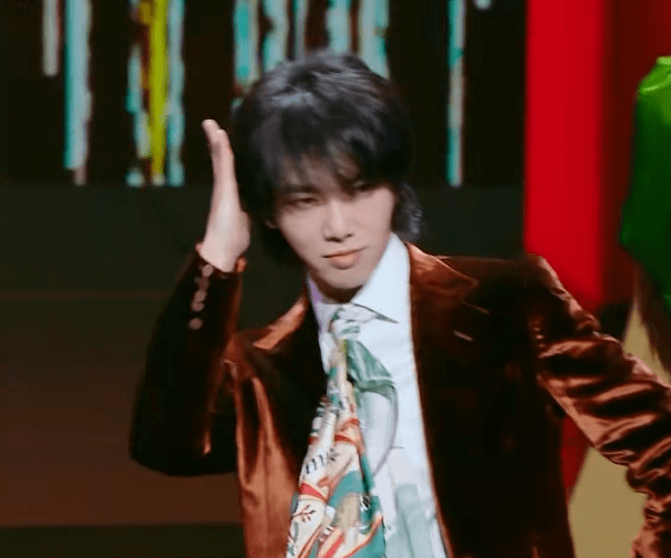 运动鞋|关晓彤首次和华晨宇跳舞，她脚上的白色运动鞋，是对哥哥的尊重