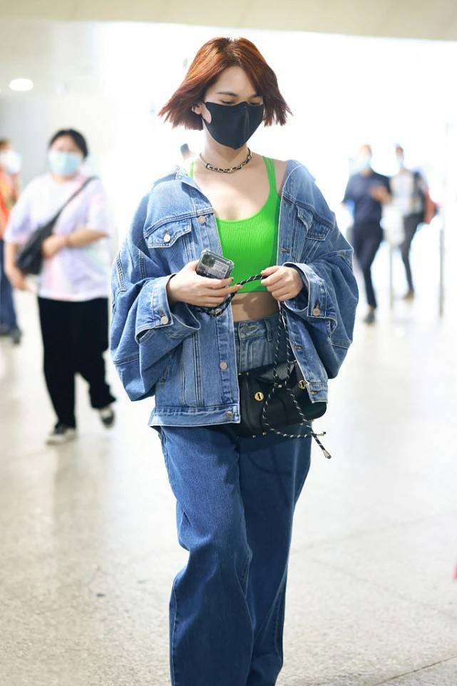 设计|杨丞琳穿得够有新意，直接用内衣搭牛仔外套，造型时髦回头率高