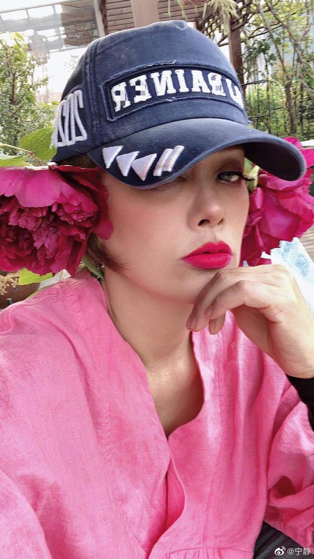 颜也|48岁宁静利落干练,二八分短发+薄荷绿内衬,姐就是这么霸气