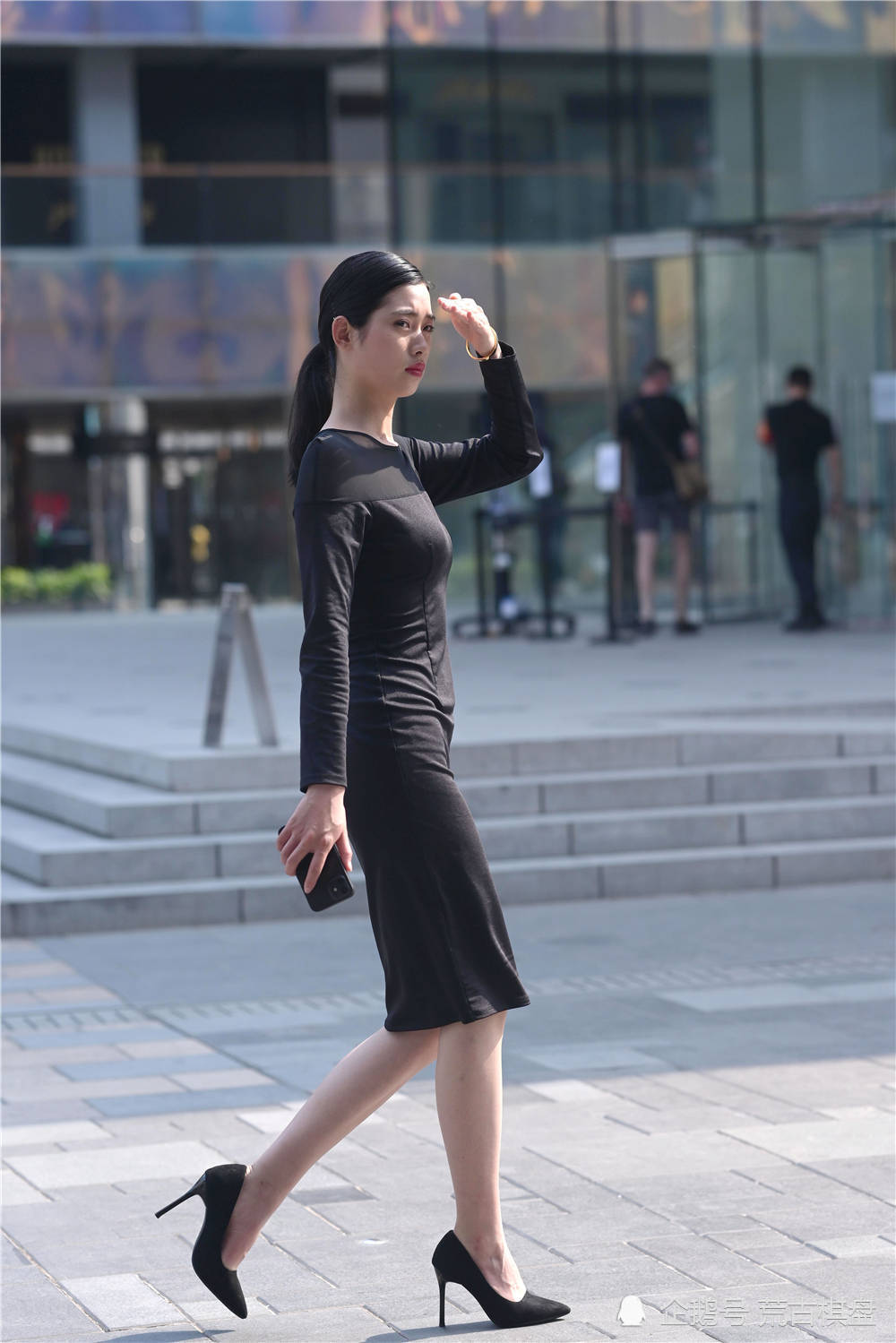 设计|成熟气质美女，选择尖头细跟鞋搭配，服装也很精致