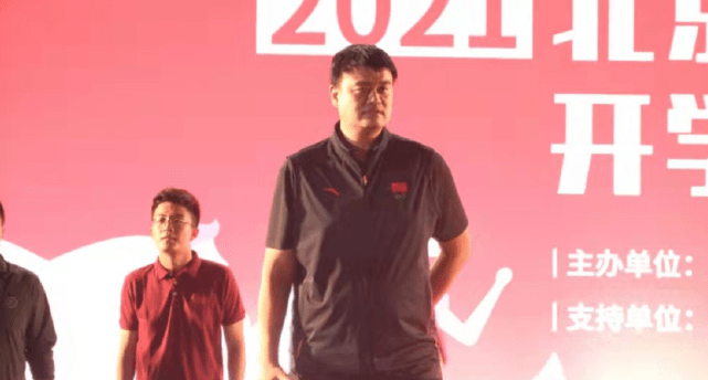 黑色|姚明现身北大心情好！穿安踏力挺国货气场强，“巨人”身高太吸睛