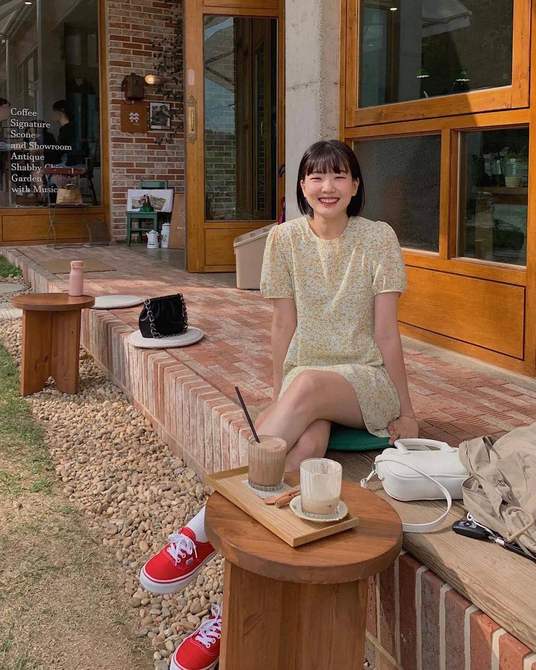 小白|今夏“裙子＋运动鞋”这样穿，就是美得不一样！