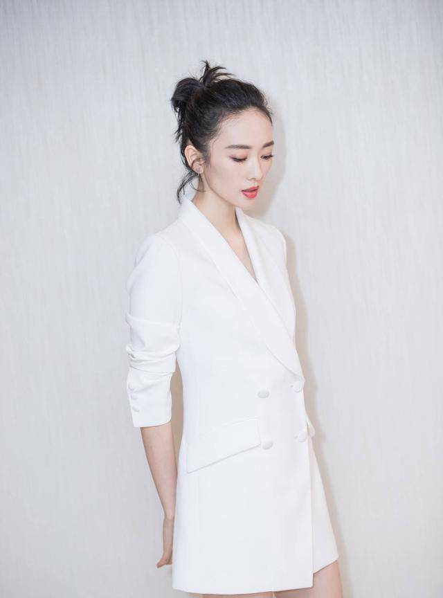 真丝|?童瑶现在真是既帅气又温柔,穿卡其色衬衫配亮片西装裤,看着好酷