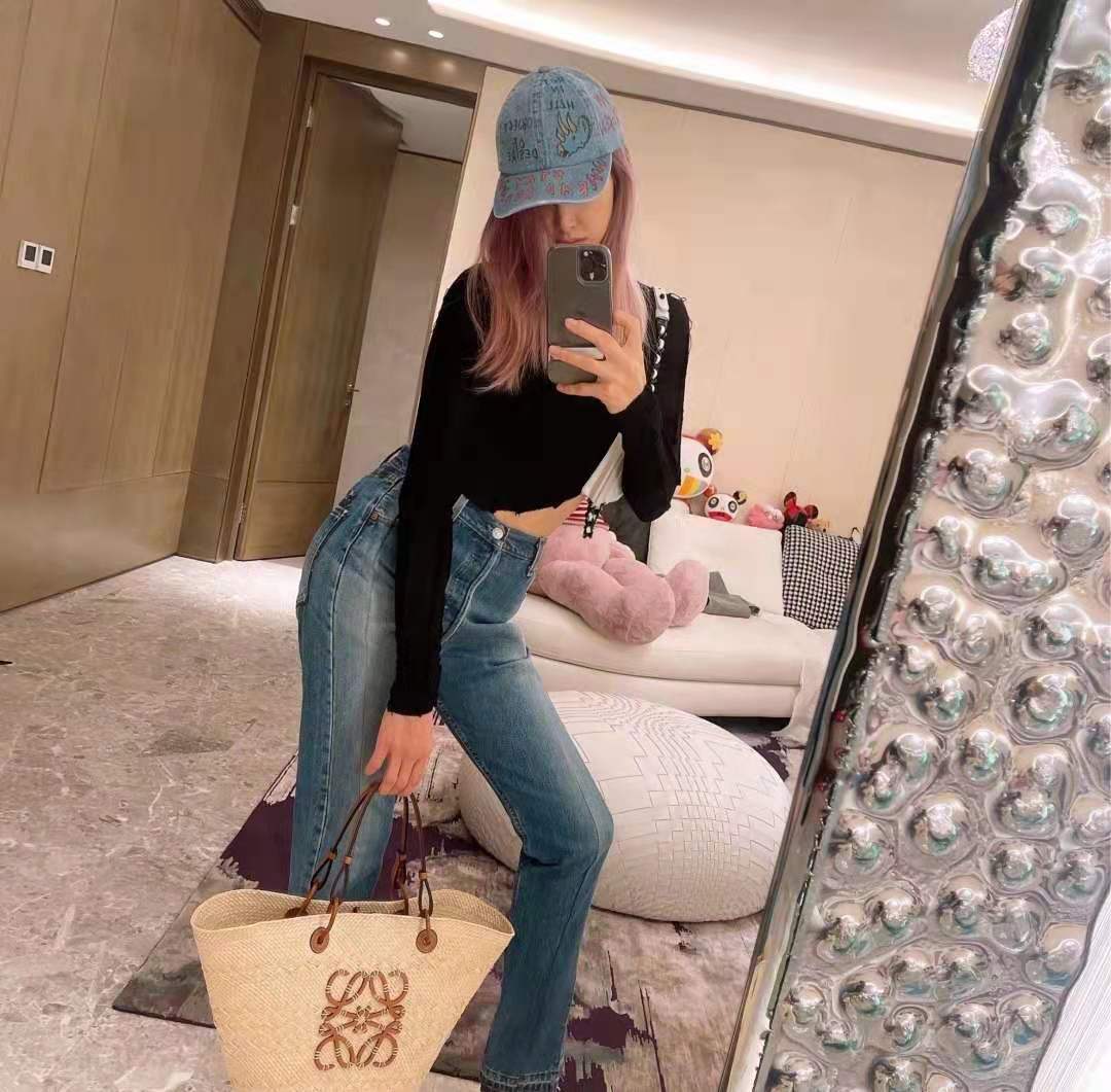 好身材|宋茜晒出门前自拍，粉色发型亮眼，对镜大秀好身材，左脚上的拖鞋十分亮眼