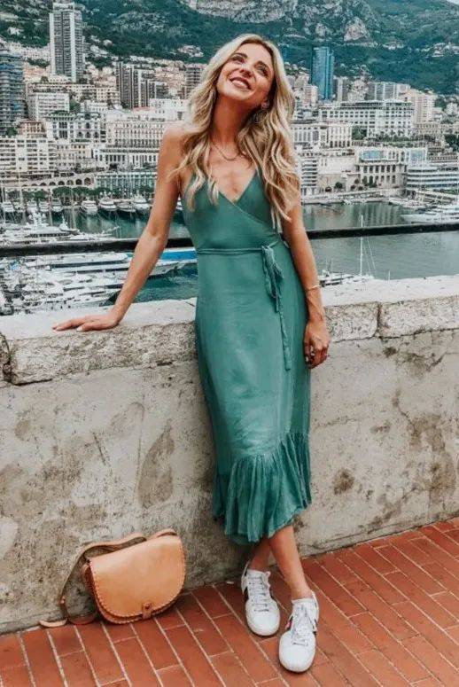 小白|今夏“裙子+运动鞋”这样穿,就是美得不一样!