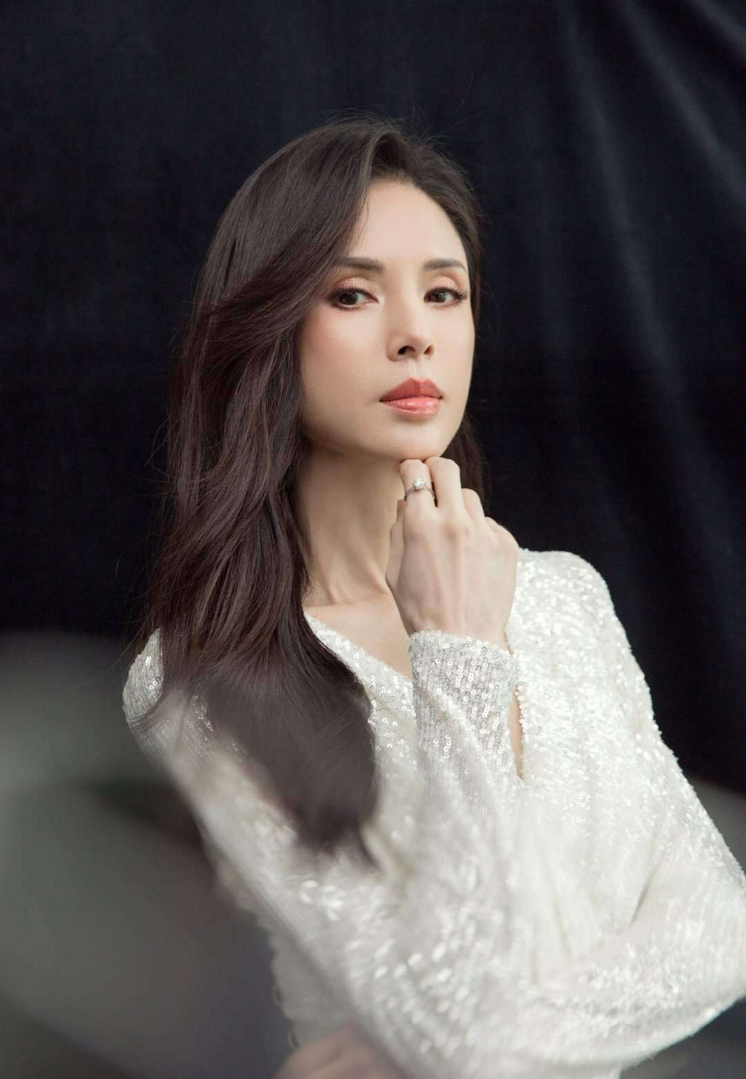 设计|李若彤54岁了？穿白色连衣裙温柔如水，美回“小龙女”时期