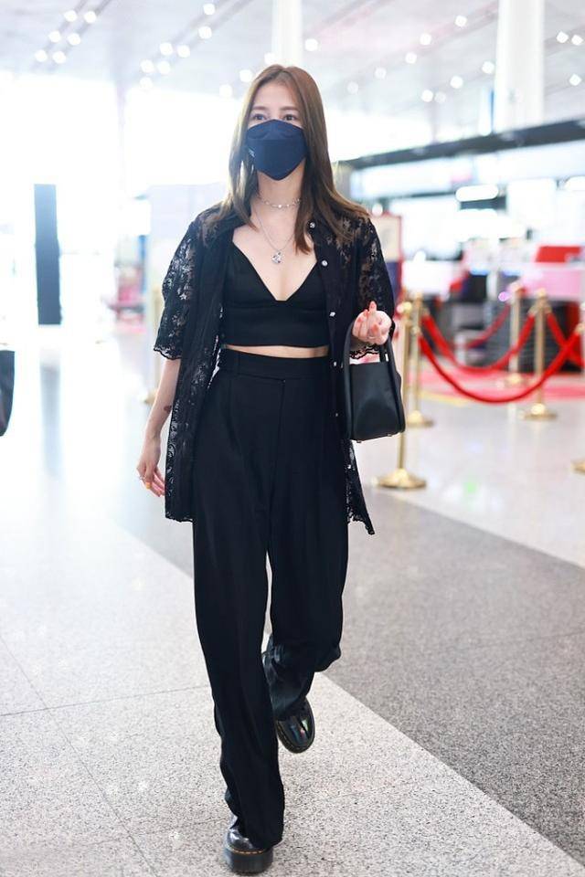 弦子|弦子的造型够抢眼，“内衣外露”搭配个性时髦，没想到还这么得体