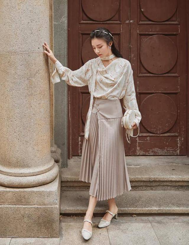 黑色|“百褶裙+鞋子”的4个穿搭思路,这样穿才能显高显腿直
