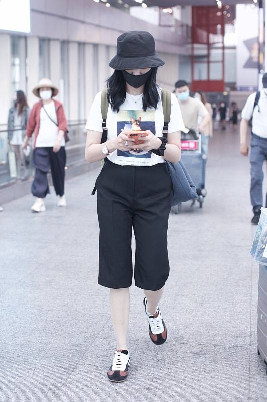 姚晨|姚晨真会穿，长袖印花连衣裙配高跟凉鞋，优雅时尚又浪漫