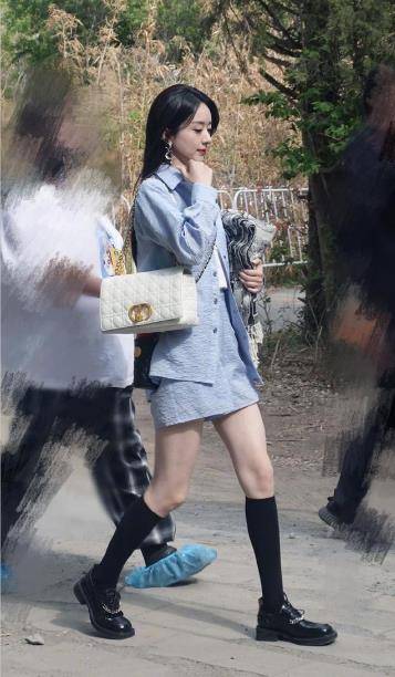 赵丽颖|赵丽颖穿小香风衬衫配小腿黑袜,肤白貌美像小姑娘,让人十分怜爱