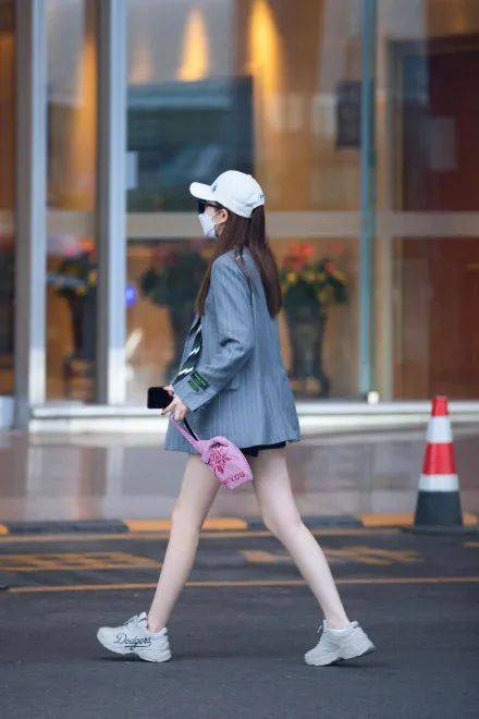 设计|快看看！谁还没几双美到爆一上脚就呲牙咧嘴的高！跟！鞋！