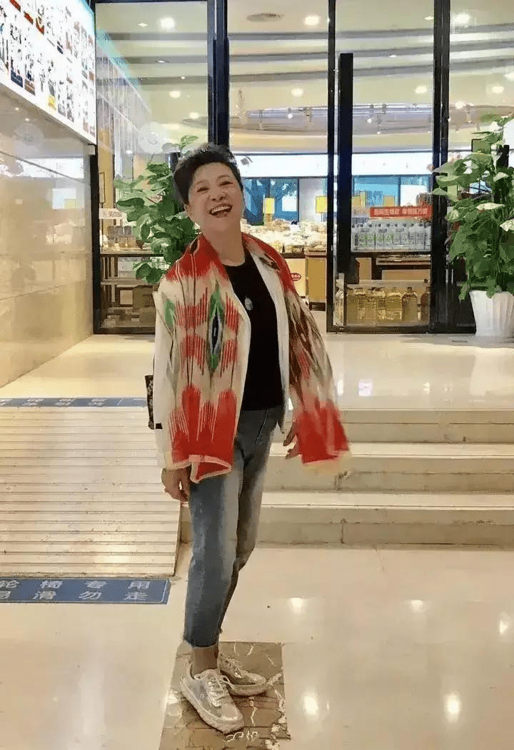 裙子|王馥荔74岁还很年轻漂亮，围七彩纱巾出镜，表情不僵不硬很自然！