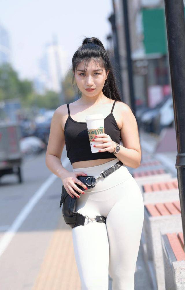 颜色|姐姐小姐的白色背心搭配绿色瑜伽裤清爽高挑,真的很美