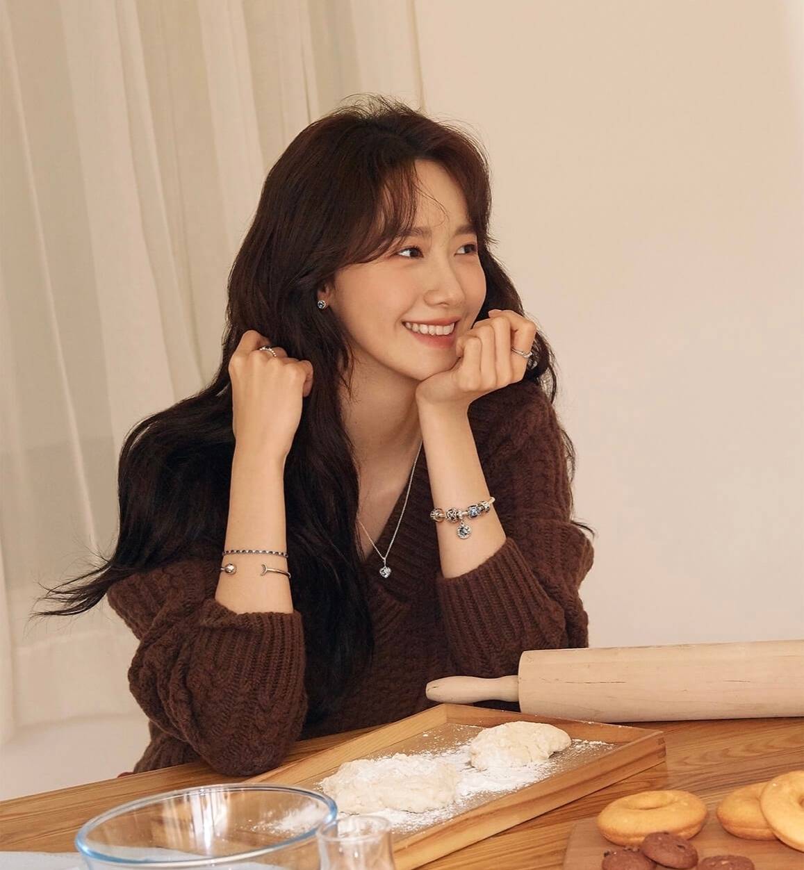 颜色|31岁林允儿居家女友大片来袭，穿针织毛衣温婉动人，太惊艳了