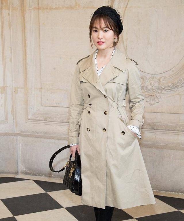 边和|宋慧乔越来越美了,波波头配绿风衣嫩得像学生,39岁美回19岁