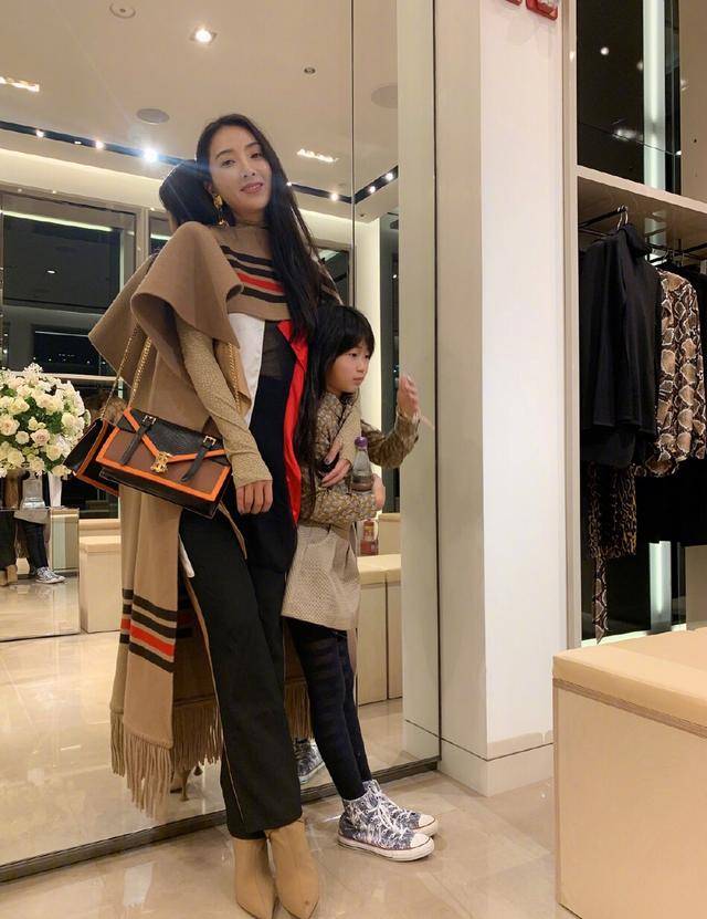 一身|曹格娇妻吴速玲,黄色连衣裙搭配黑长直造型,41岁身材依旧火辣