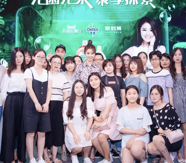 条纹|43岁林心如终于“装嫩”成功,穿碎花衬衫配彩虹半身裙,真像24岁