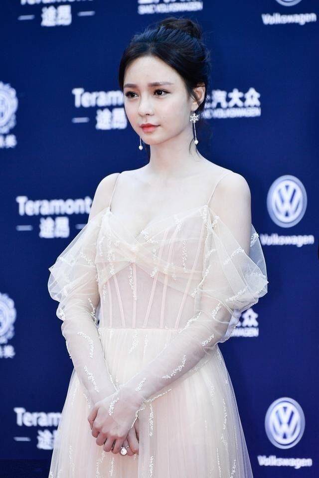 杜海涛|沈梦辰真敢穿,深V裙傲人上围太抢镜了,网友:杜海涛真有福气