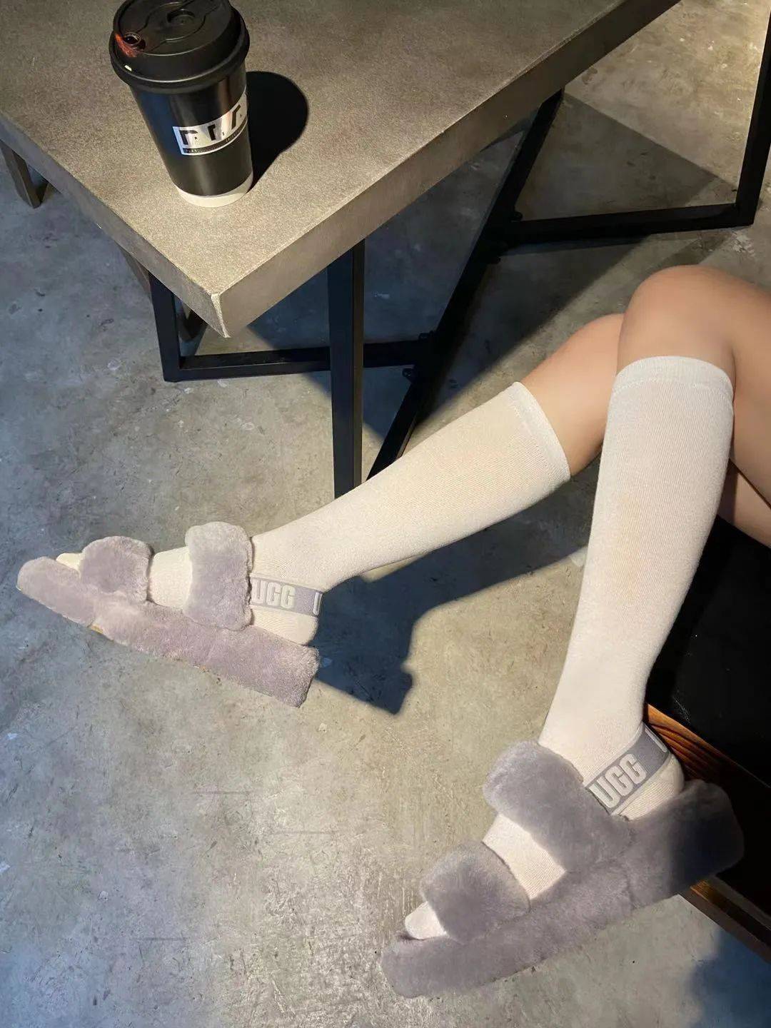 运动鞋|今夏不要总穿运动鞋了,2021流行这几款凉鞋,上脚显瘦显直又显腿长!