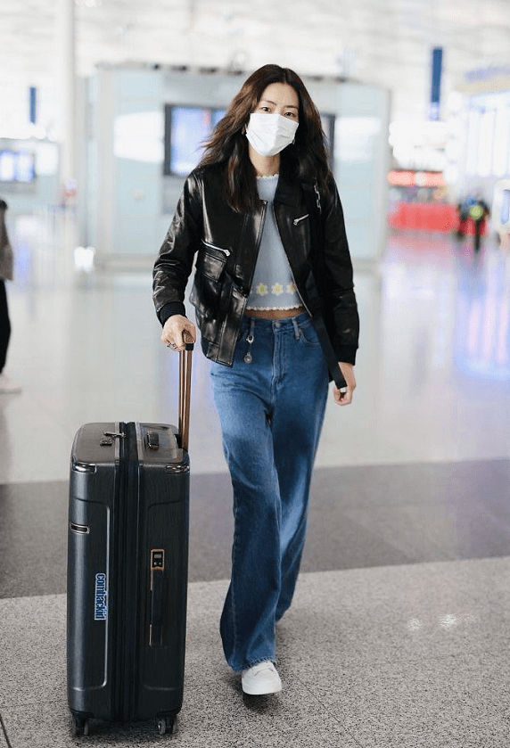小白|刘雯高调走机场,脚踩香奈儿小白鞋,价值6千多比身上衣服贵一倍