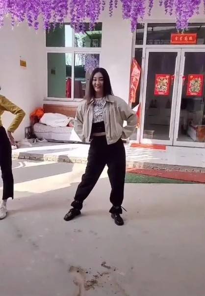 休闲风|大衣哥儿媳变成熟！穿衬衫搭牛仔吊带太时髦，踩高跟鞋太像女强人
