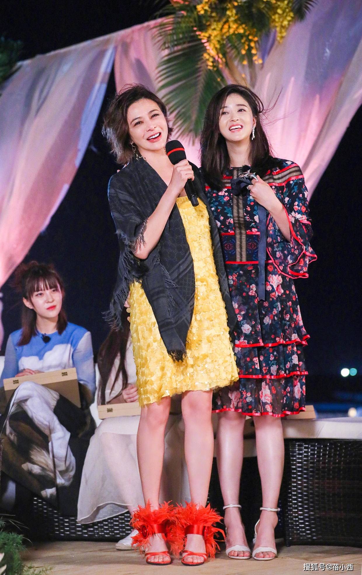 黑色|关之琳一点也不服老，穿黑白拼色连衣裙，洋气高级不像奔六的人